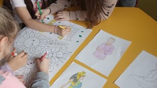 dzieci malują kolorowanki