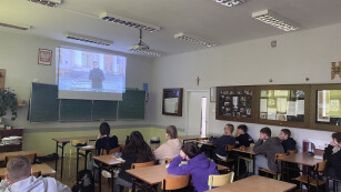 Uczniowie oglądający film historyczny