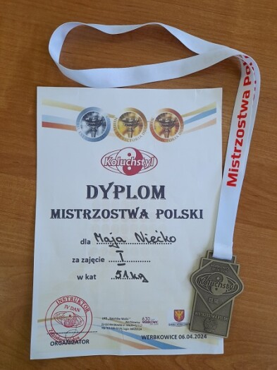 zdjęcie dyplomu i medalu
