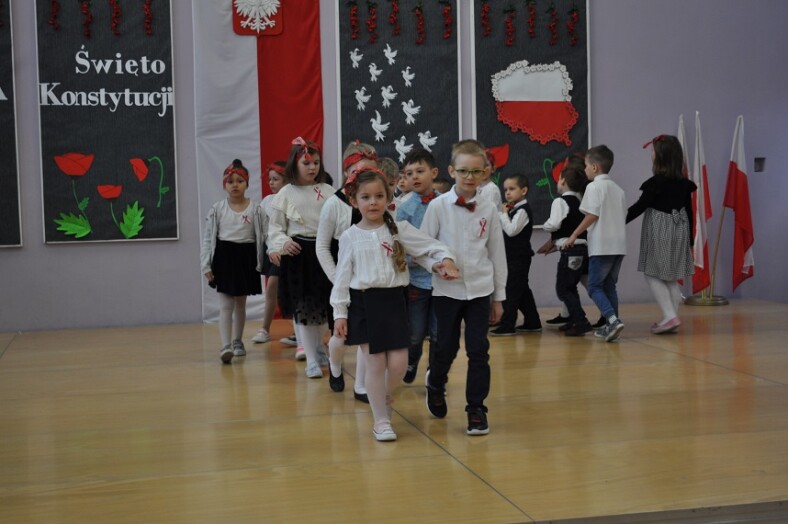 dzieci tańczą poloneza