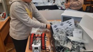Chłopiec buduje robota
