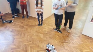 Dzieci programują roboty
