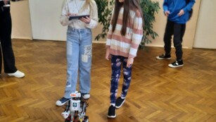 Dziewczynki programują robota