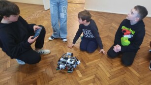 Dzieci bawią się robotami