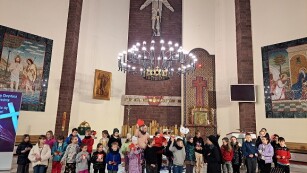 zdjęcie uczniów w kościele