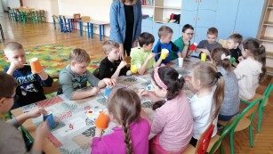 dzieci przy stoliku podczas zajęć