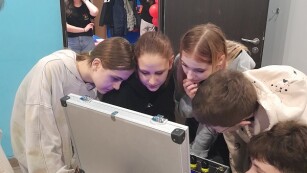 uczniowie przed ekanem komputera