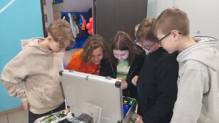 uczniowie przed ekanem komputera1