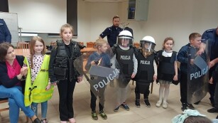 dzieci w ubraniach policyjnych