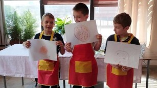 dzieci prezentują rysunki