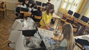 Uczniowie budują roboty z klocków