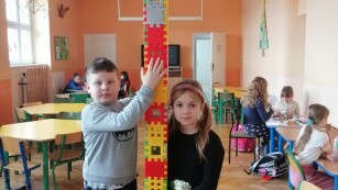 uczniowie budują wieżę