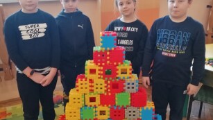 uczniowie budują wieże1