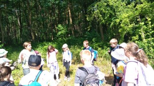uczniowie podczas pogadanki w lesie3