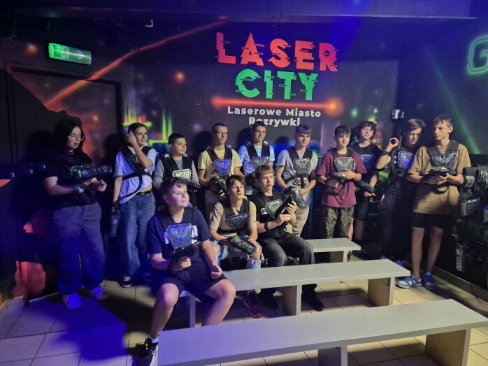 zdjęcie grupowe uczniów klasy 7a w LaserCity